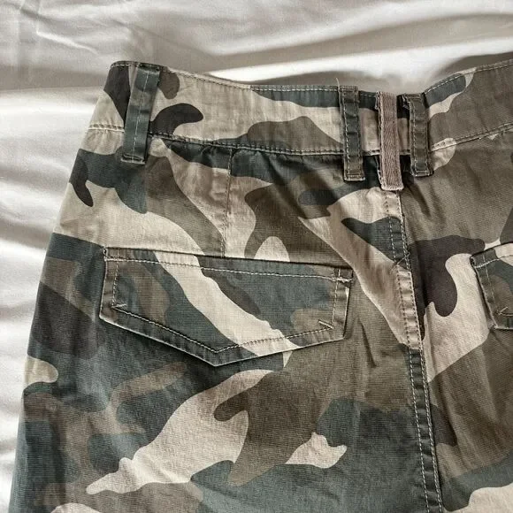 CHARLIE B Cuffed Cargo Shorts Green Tan Camo Zipper Pockets Womens 28 Waist - Picture 7 of 11